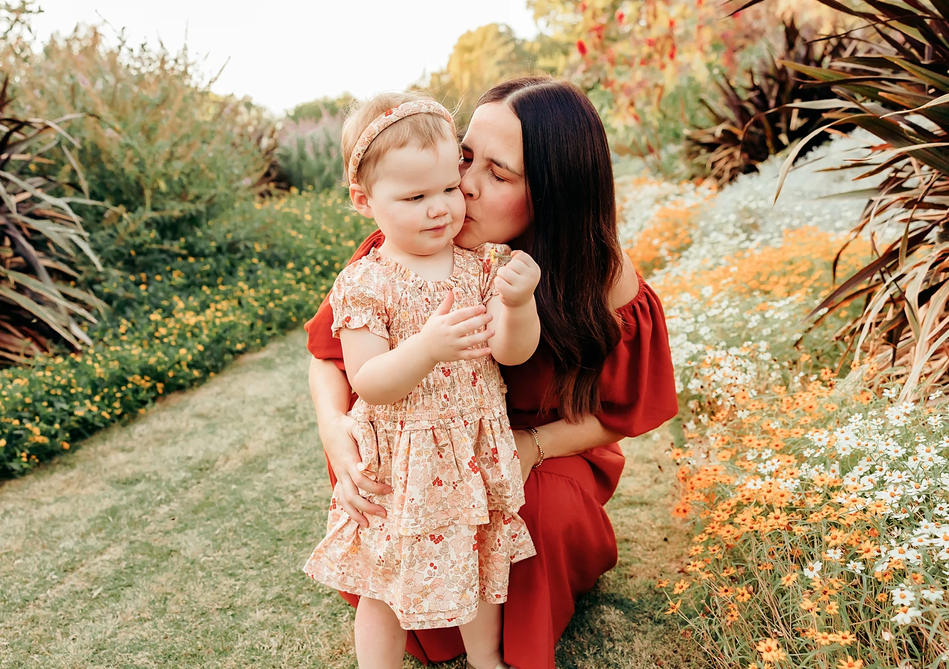 what is a mini session couple in trees 2023 8669