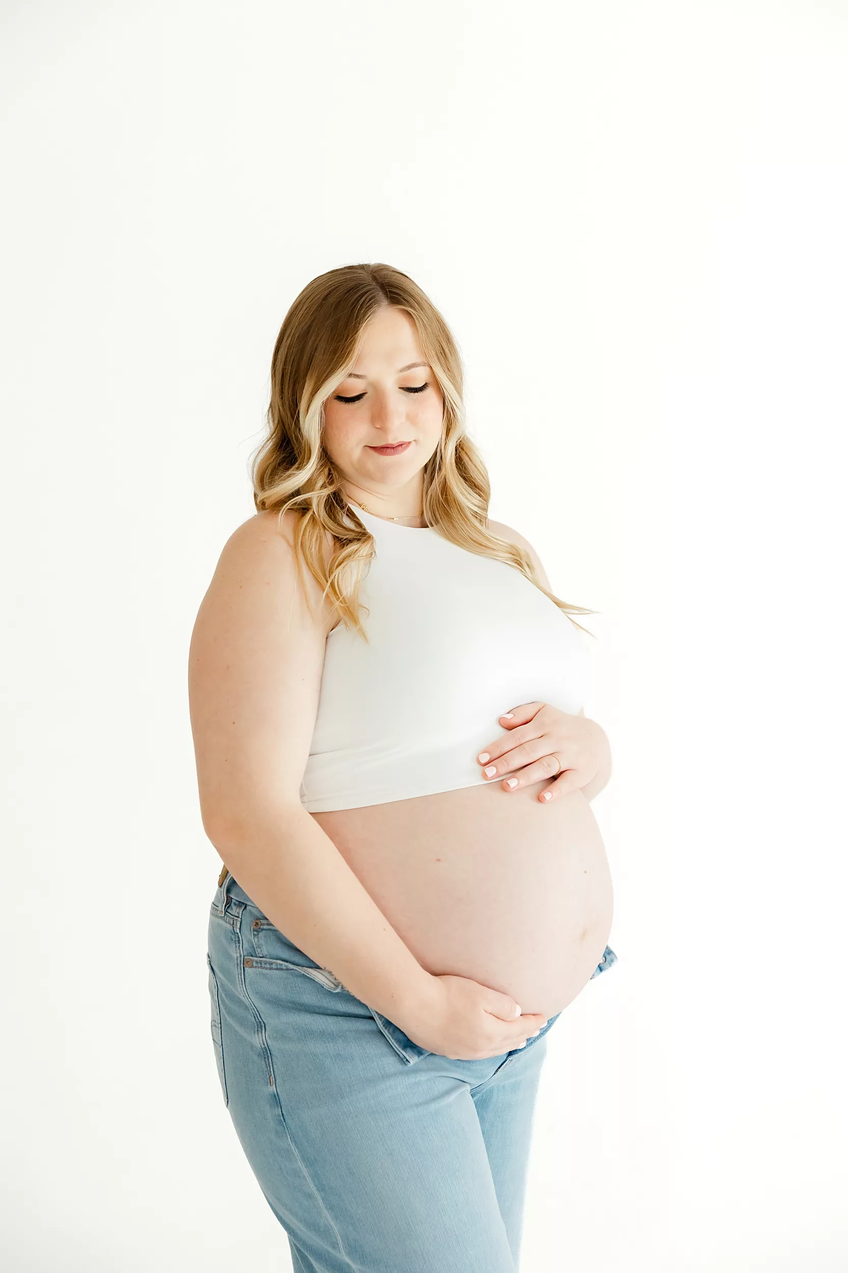 Pregnant mom holds her belly 