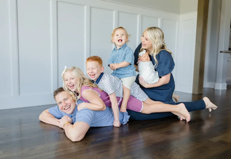 Family of 5 piles together for newborn photos at home in OKC.